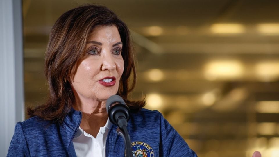Nueva York promueve restricciones para operaciones del ICE: limita pasamontañas y operaciones en escuelas e iglesias