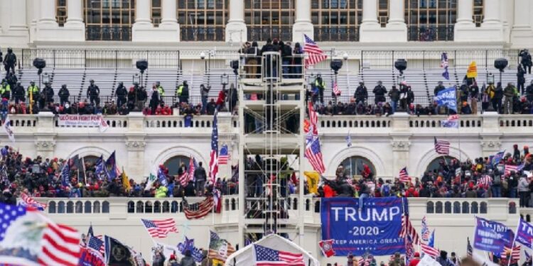 Involucrados en asalto al Capitolio de EU en 2021 exigen compensación de fondo millonario de Trump