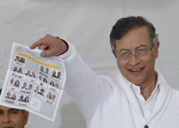 Petro acude a votar en las elecciones presidenciales y desata críticas por mostrar su boleta marcada
