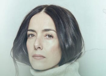 Cecilia Suárez protagoniza la adaptación teatral de El invencible verano de Liliana en una gira por México y Latinoamérica