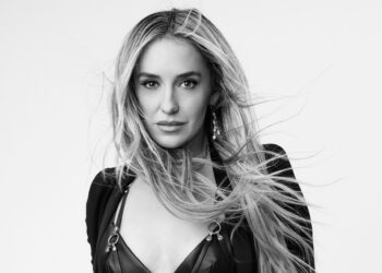 La cantante Lainey Wilson lanzó su nuevo sencillo, Phone, Keys, Wallet, con la participación de John Mayer