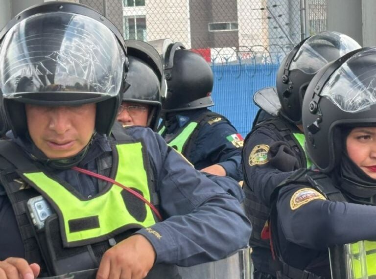 Policías antimotines de CDMX estrenan cascos y escudos en operativo para blindar el AICM