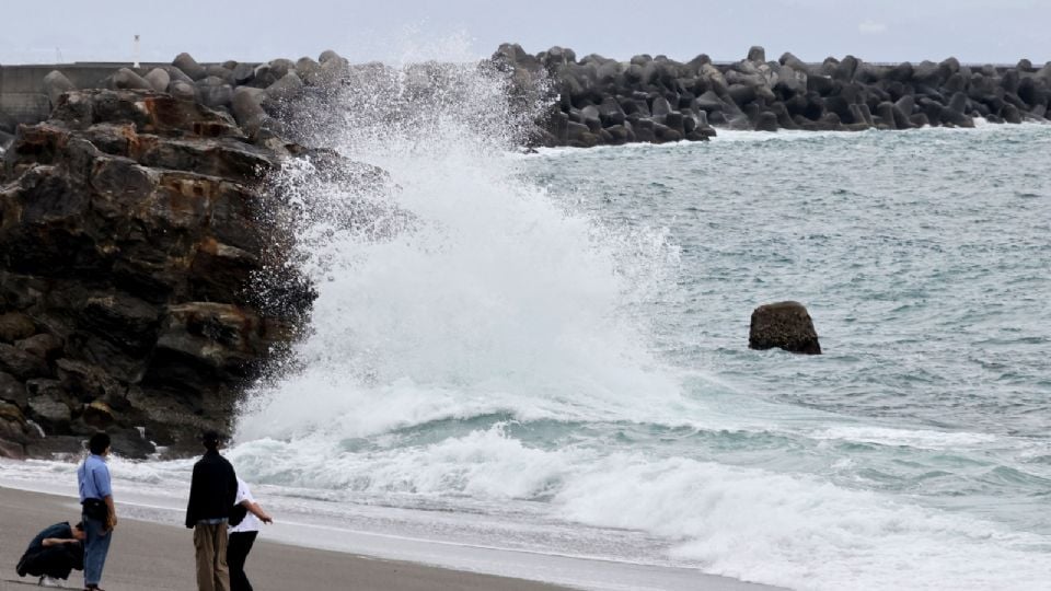 Tifón «Jangmi»: Japón cancela unos 400 vuelos, emite órdenes de evacuación y confirma al menos tres víctimas