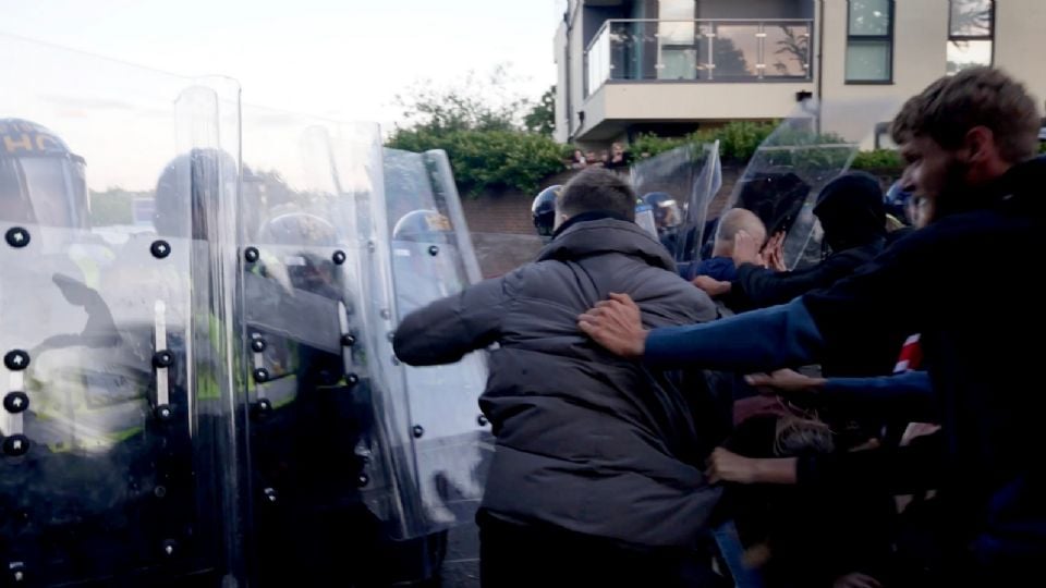 Acusan en Reino Unido a seis personas de desórdenes violentos durante protesta por el asesinato de un estudiante
