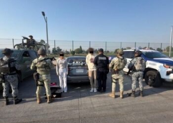 Aseguran más de un millón de pesos en efectivo a dos personas que circulaban en carretera de Guanajuato