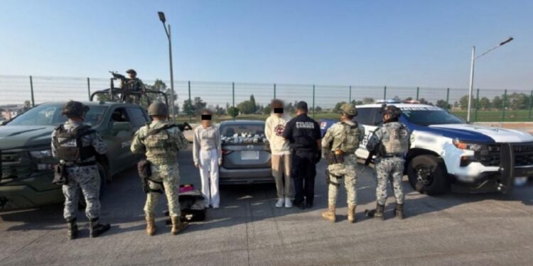 Aseguran más de un millón de pesos en efectivo a dos personas que circulaban en carretera de Guanajuato