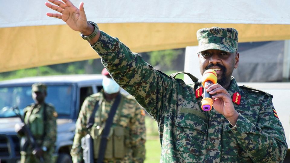 «No creo en la libertad de prensa»: jefe del Ejército de Uganda cierra dos medios de comunicación