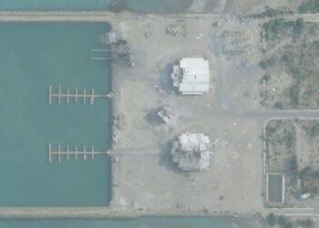 Al menos 11 lesionados tras incendio en una nave industrial en Grecia