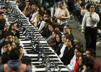 Cientos de jóvenes abarrotan el Palacio de los Deportes para el examen de control de la UNAM
