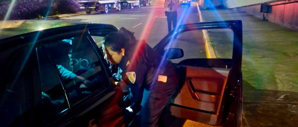 Policías asisten parto y reciben a bebé en las inmediaciones del AICM