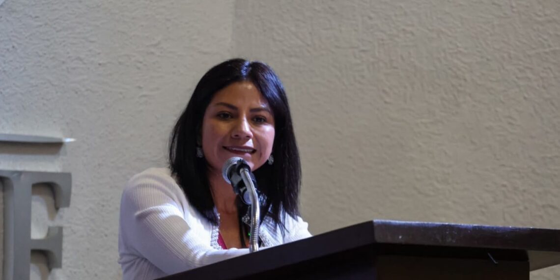 Valeria Cruz representa al gremio de Trabajadores sociales para profesionalizarse