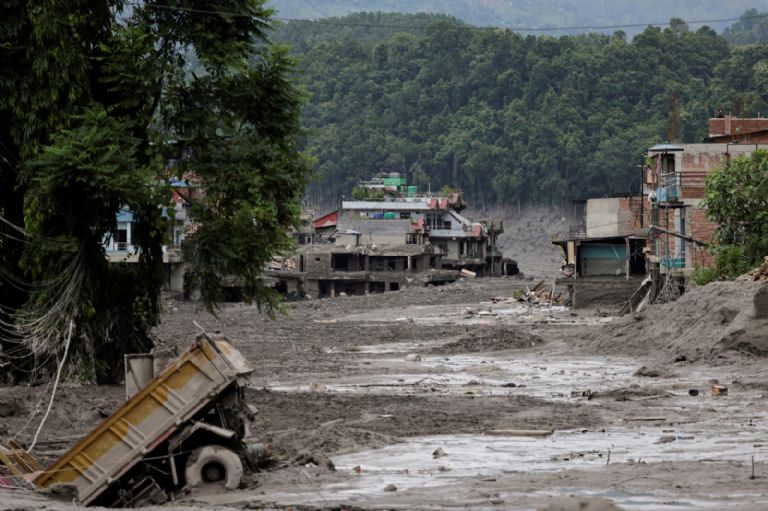 Inundaciones repentinas en Nepal dejan 98 muertos y casi 500 turistas desaparecidos