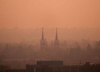 Incendios en EU: evacúan a más de 65 mil personas en el noroeste y el fuego arrasa unas 700 casas