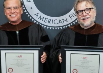 Guillermo del Toro inspira a cineastas: “Desarrollen una brújula propia”