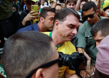 Flávio Bolsonaro promete tratar a los narcotraficantes como «terroristas» en su inicio de campaña electoral