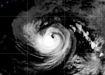“Karina” se fortalece a huracán en el Pacífico, a unos mil kilómetros de Baja California