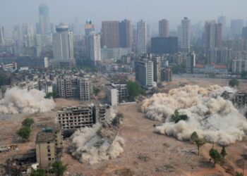 Caen las acciones de las inmobiliarias en China tras cambios normativos en el sistema de venta de viviendas