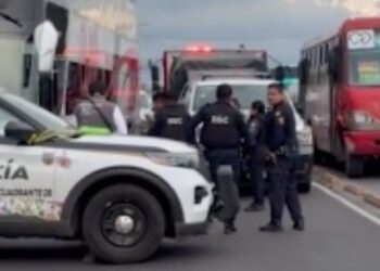 Muere motociclista en Agrícola Pantitlán tras chocar con bolardos y ser arrollado por un autobús