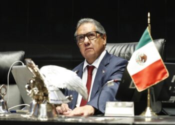Higinio Martínez solicita que se presente dictamen sobre prohibición de celulares en educación básica