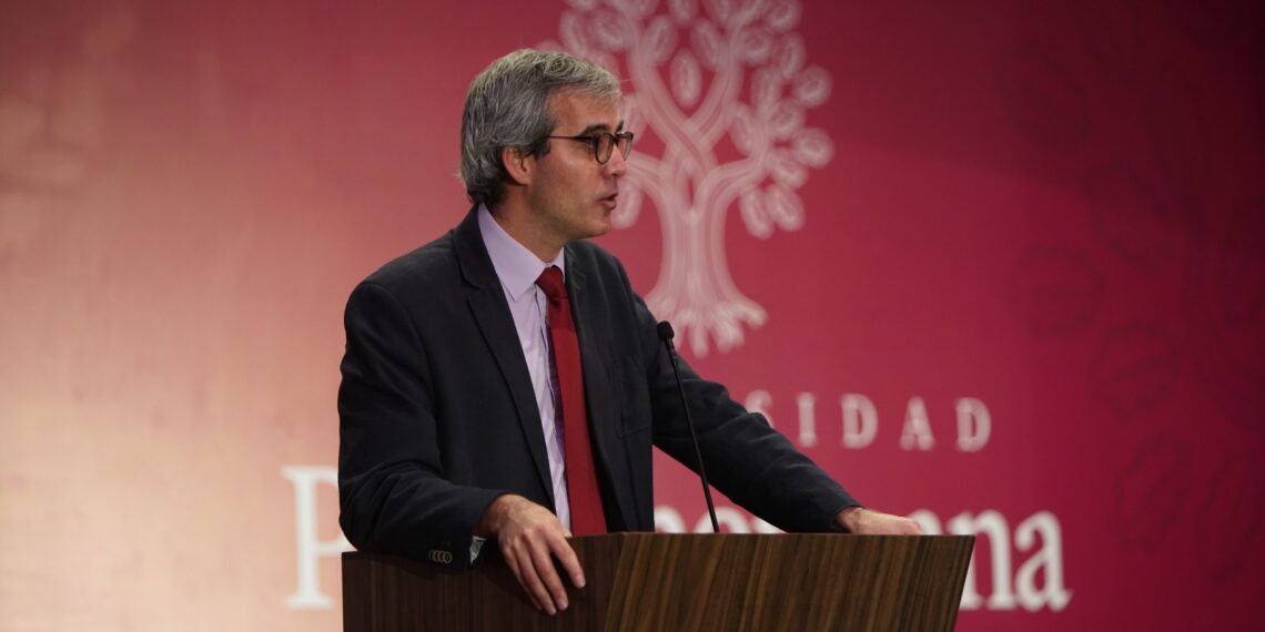 Niñas y niños nacidos mediante maternidad subrogada registran graves efectos en su salud, advierte el investigador español Francisco Gúell.