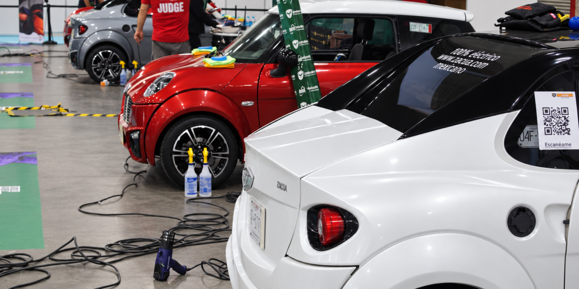 La marca mexicana de autos eléctricos ZACUA participó con gran éxito en la competencia World Wrap Masters en el marco de FESPA Mexico 2026