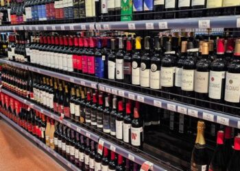 Especialistas piden elevar el IEPS al alcohol para mejorar recaudación y salud