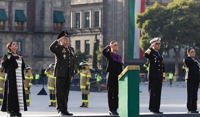 Los recordamos con el corazón: presidenta encabeza izamiento de bandera a media asta en memoria de las víctimas de los sismos de 1985 y 2017