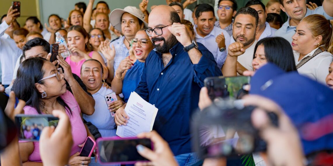 Ricardo Salinas Méndez se registra en Morena Acapulco; encuestas reportan ventaja de más de 15 puntos