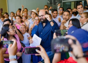 Ricardo Salinas Méndez se registra en Morena Acapulco; encuestas reportan ventaja de más de 15 puntos