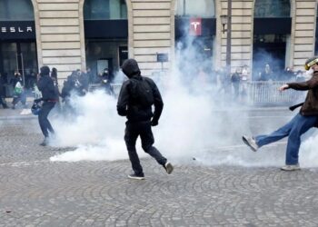 Macron promete castigos para responsables de destrozos y saqueos durante protestas en Francia