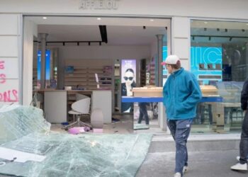 Francia anuncia apoyos económicos y concesiones a comercios afectados por disturbios