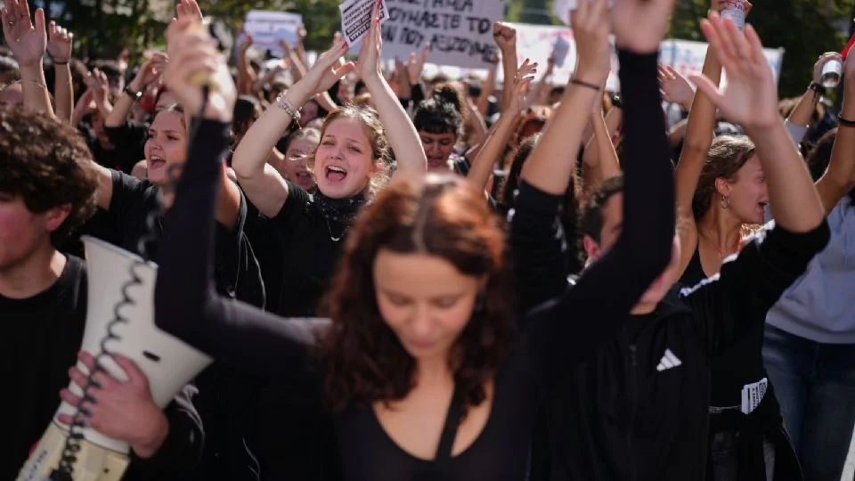 Grecia se suma a las marchas en Europa: estudiantes y docentes exigen viviendas asequibles