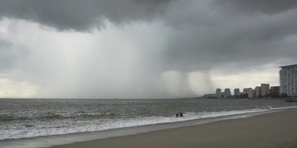 Se mantiene la alerta en Colima y Jalisco por el huracán «Trudy» ante lluvias intensas