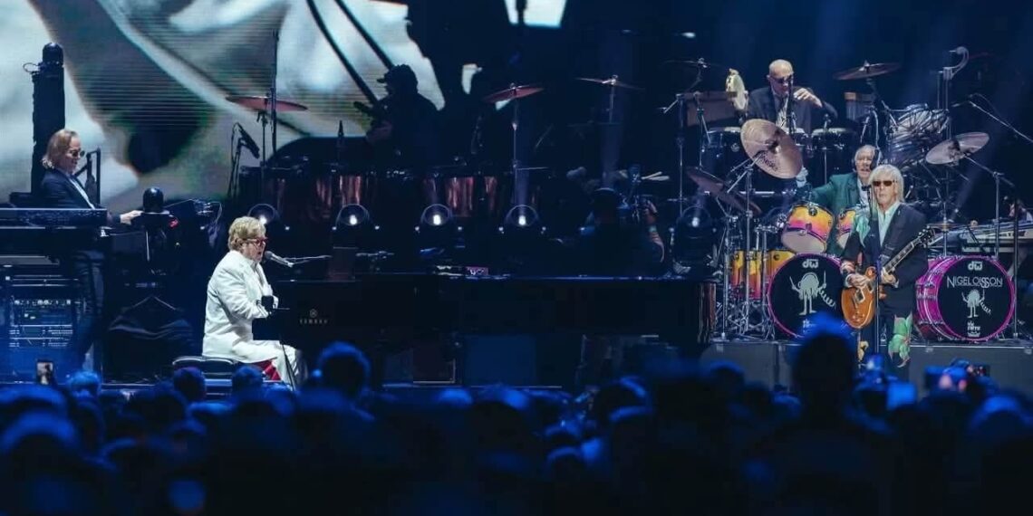 Sir Elton John recibe a México con un piano, 60 años de historia y una última canción
